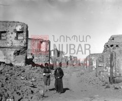 Villageois kurdes dans le quartier arménien de Van, 1916 (photo Aram Vrouyr, coll. Musée d’Histoire d’Arménie).